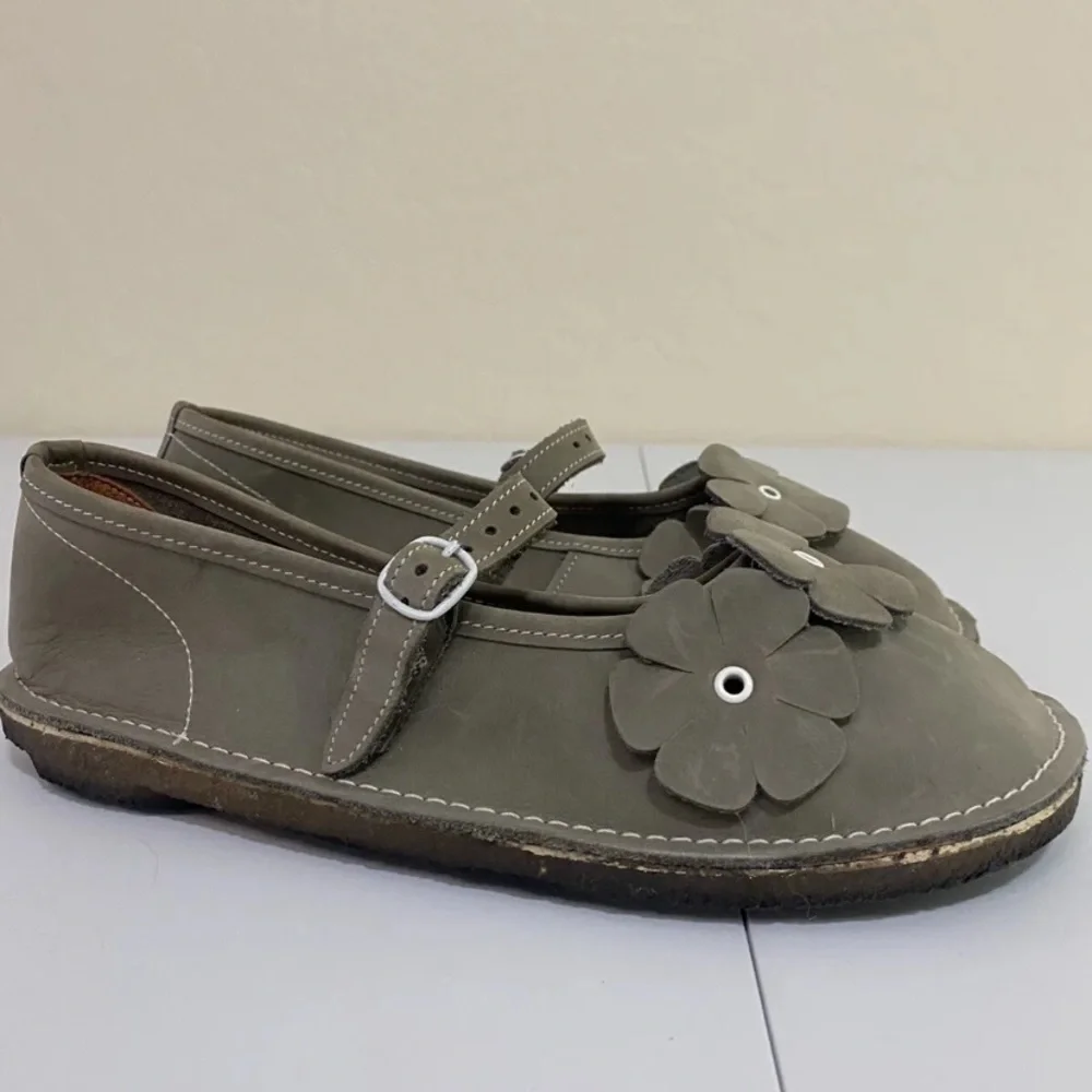 Bear Feet children’s leather shoes Size 7 Mary Janes gray flowers